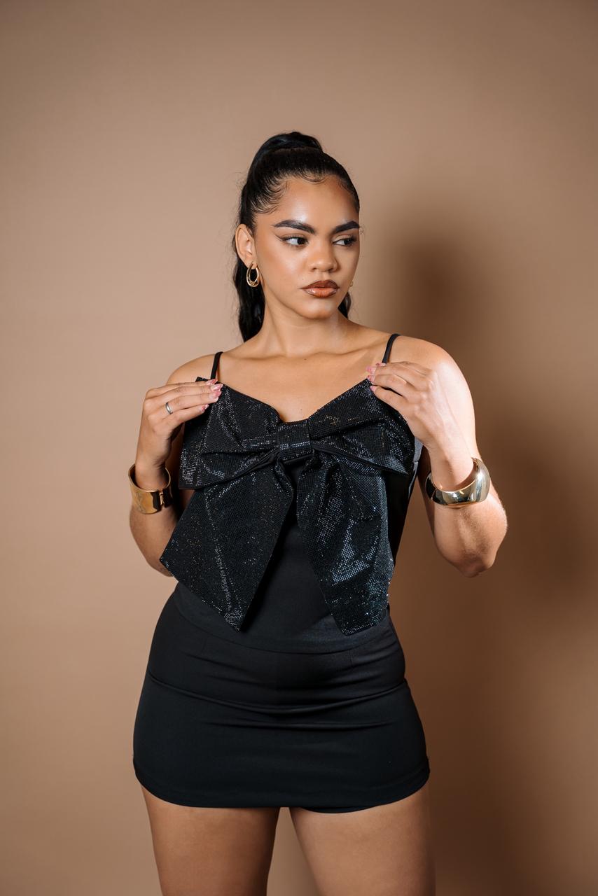 Top preto com laço metalizado