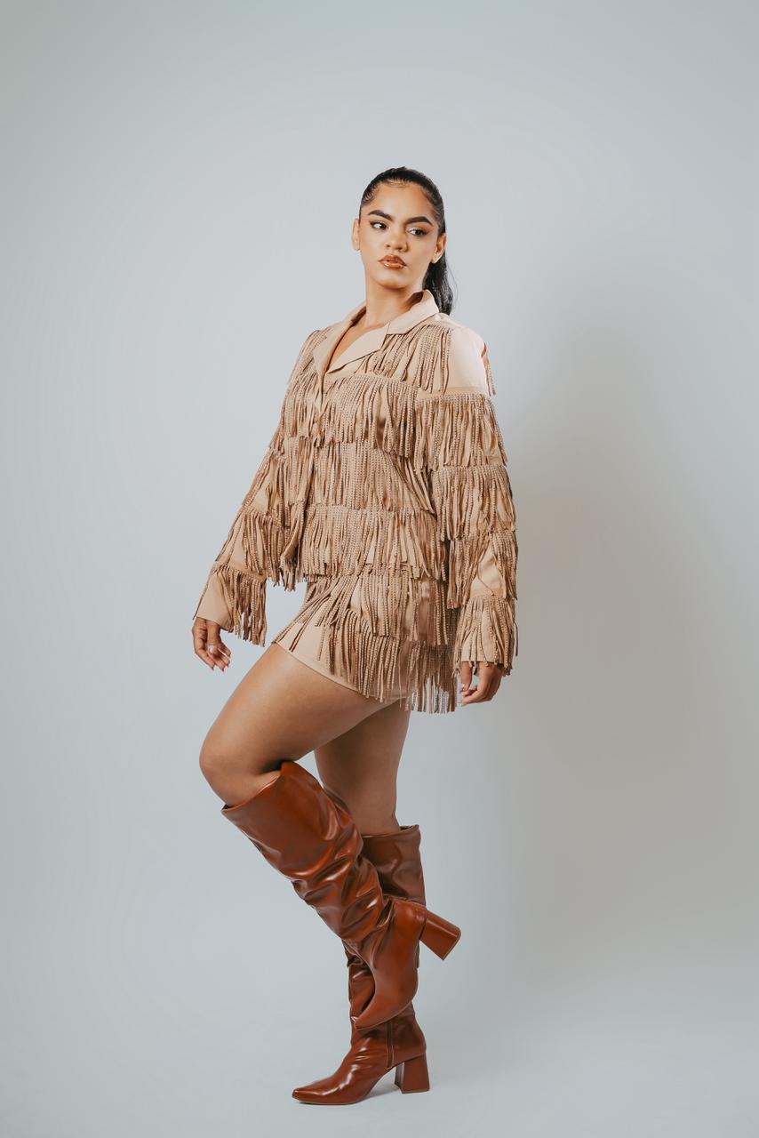 Conjunto bege com franjas